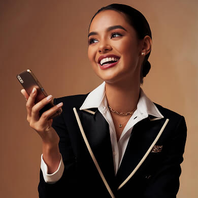 Atendente sorrindo enquanto usa o celular